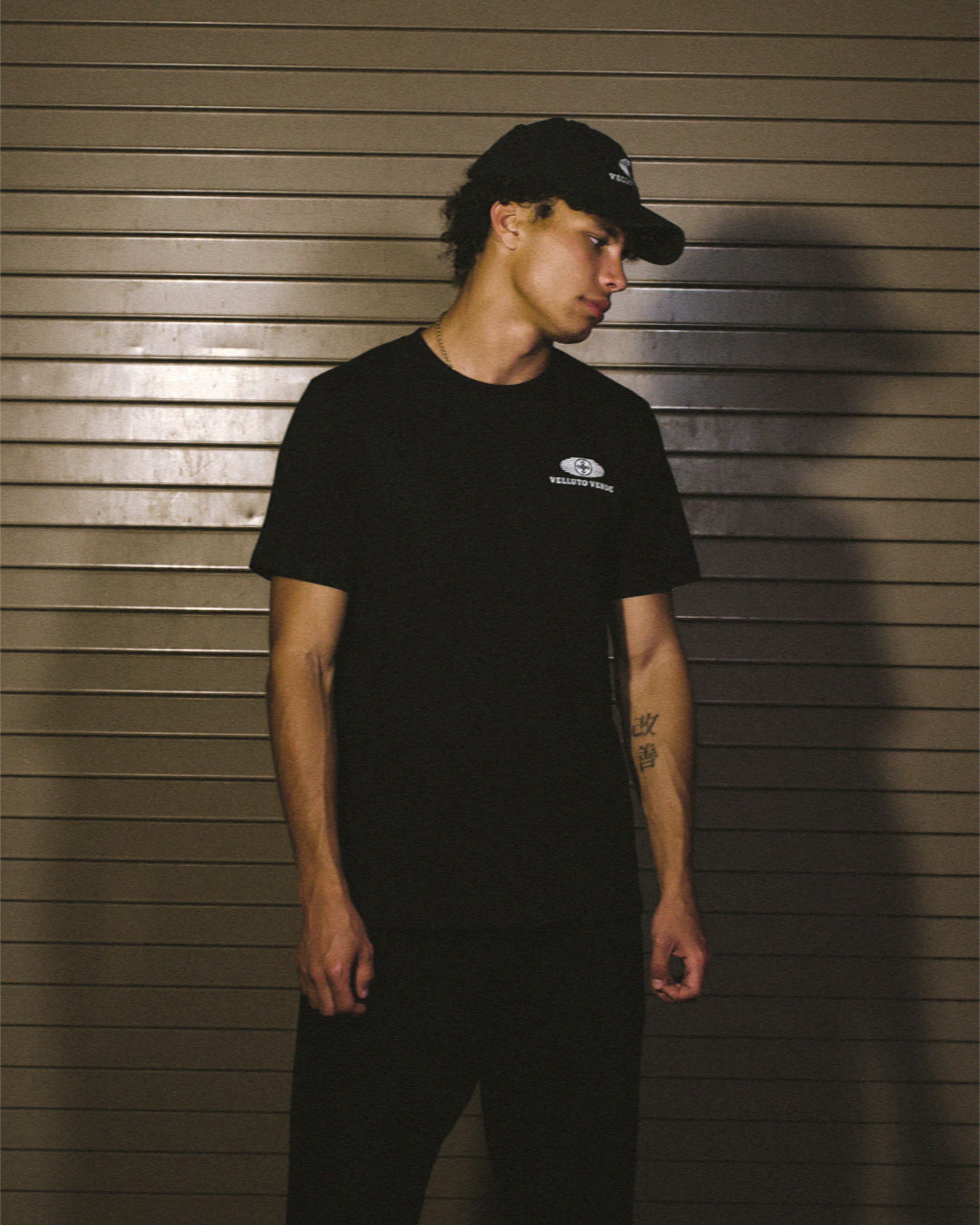 Carta Alta — Black Tee